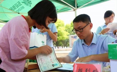 ​山东师范大学宿舍引发热议，新生吐槽环境差，网友：该知足了