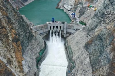 ​雅砻江杨房沟水电站正式并网发电