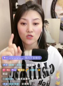 ​奢华！历小峰宴请王小宝和关小平，喝高档洋酒，家里摆满名贵瓷器