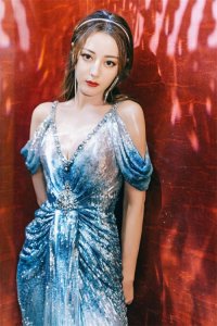 ​迪丽热巴与古力娜扎，同框上演美人鱼，你更磕哪位新疆美女的LOOK