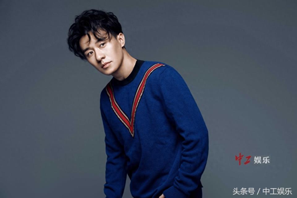 李东恒时尚大片曝光 俊朗微熟魅力十足