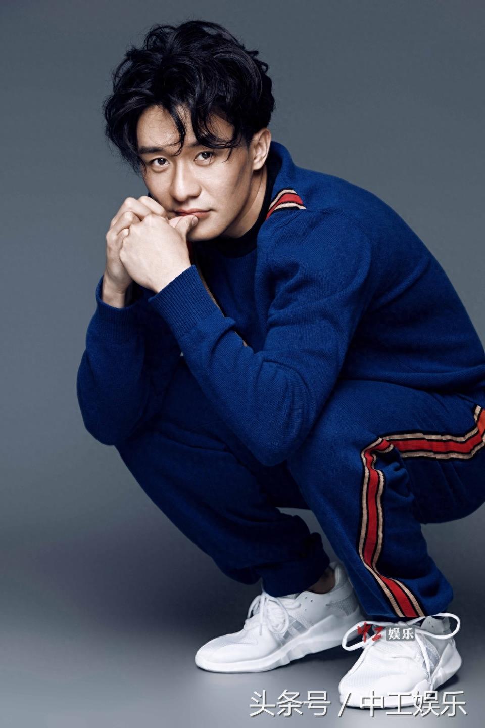 李东恒时尚大片曝光 俊朗微熟魅力十足