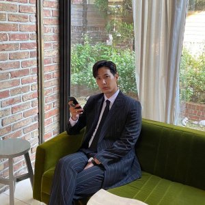​大写的糗！金知硕拍戏被小孩包围窃喜，下一秒叫他「池锡辰叔叔」