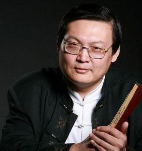 梁宏达隐藏多年的妻子曝光!是央视美女主持人,难怪没孩子也恩爱