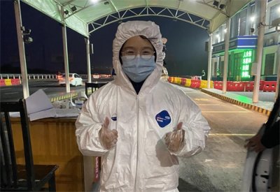 ​像带球突破一样冲到战“疫”前线，校园足球女将勇当志愿突击队