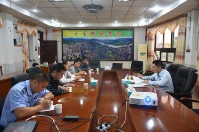 ​曹国兴院长到扶贫联系镇召开脱贫攻坚工作推进会