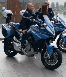 ​“警用版”奥古斯塔摩托车来袭，落地29万，配3缸引擎，3.2秒破百