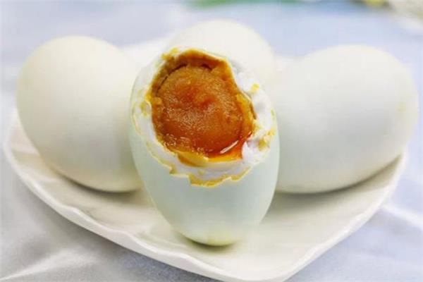 咸鸭蛋放了一年还能吃吗 没煮的咸鸭蛋能放多久 咸鸭蛋放了一年还能吃吗 没煮的咸鸭蛋能放多久