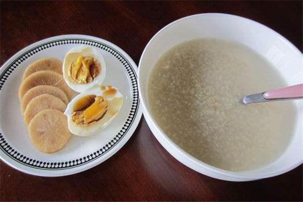小米粥煮鸡蛋的做法 步骤很简单 小米粥煮鸡蛋的做法 步骤很简单