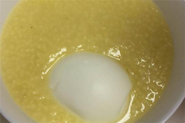 小米粥煮鸡蛋的做法 步骤很简单 小米粥煮鸡蛋的做法 步骤很简单