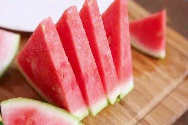 西瓜是不是低糖水果 西瓜糖尿病人可以吃吗 西瓜是不是低糖水果 西瓜糖尿病人可以吃吗