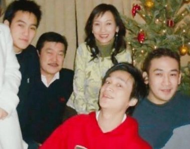 ​赵雅芝三个儿子近照 赵雅芝几个儿子图片