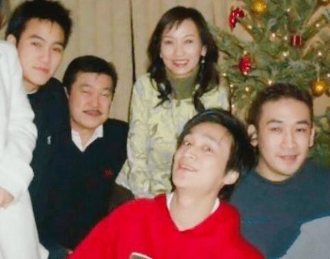 赵雅芝三个儿子近照 赵雅芝几个儿子图片