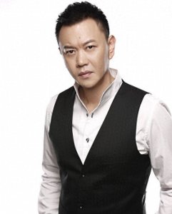 ​商业天才的冯嘉怡，身价过亿却忠于演戏，今50岁功成名就