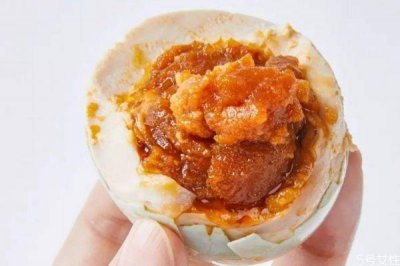 ​出油咸鸭蛋好吃还是不出油的好吃呢