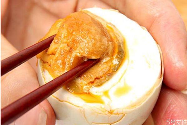 出油咸鸭蛋好吃还是不出油的好吃呢 出油咸鸭蛋好吃还是不出油的好吃呢