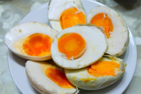 咸鸭蛋蛋黄变黑能吃吗 咸鸭蛋坏了是什么样 咸鸭蛋蛋黄变黑能吃吗 咸鸭蛋坏了是什么样