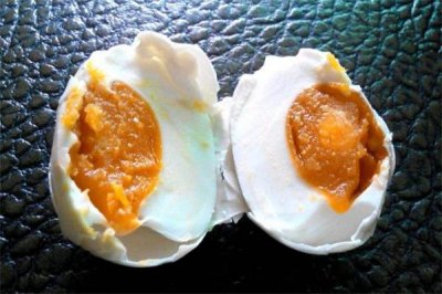 ​咸鸭蛋蛋黄变黑能吃吗 咸鸭蛋坏了是什么样