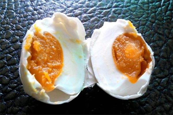咸鸭蛋蛋黄变黑能吃吗 咸鸭蛋坏了是什么样 咸鸭蛋蛋黄变黑能吃吗 咸鸭蛋坏了是什么样
