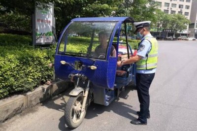 ​交警抓三轮车的标准，代步小三轮车违法吗