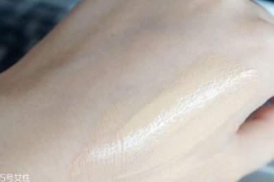 ​兰蔻持妆粉底液和雅诗兰黛沁水 哪个更适合干皮