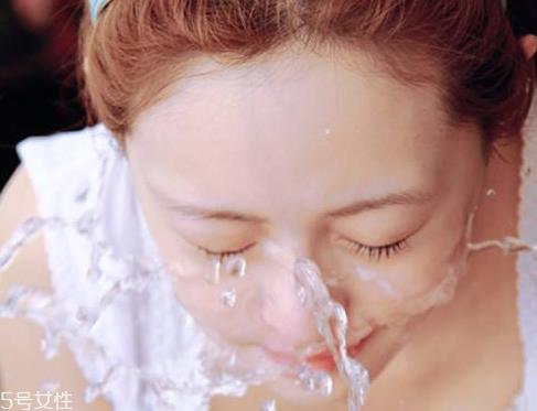 化妆水二次清洁怎么用?怎么用化妆水做二次清洁? 化妆水二次清洁怎么用?怎么用化妆水做二次清洁?