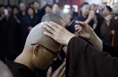 ​广东男子放弃妻子和百万年薪一心向佛出家后，妻子：再无来世