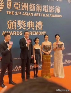 ​江一燕和老公一起走红毯，54岁赵汉唐扎小辫子，夫妻俩好般配