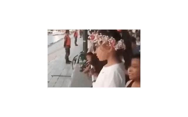 女神失恋了，要我陪她喝酒，我该怎么表现