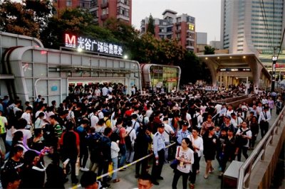 ​从大学生到“上班族”，光谷广场地铁站坐车乘客变了