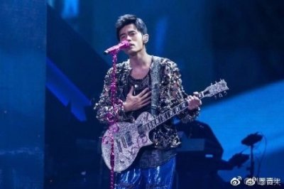 ​周杰伦演唱会“失声”找师弟救场，昆凌发文心疼，网友却说卖惨？