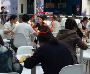 ​偶遇董卿央视食堂就餐，素颜热聊手舞足蹈，眼睛笑成“一条缝”