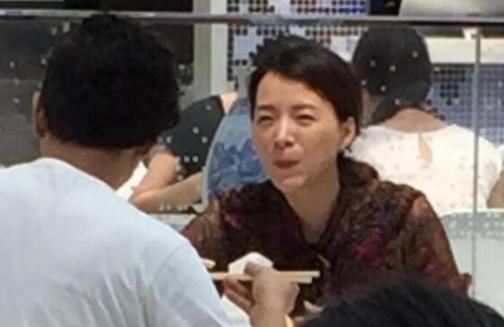 偶遇董卿央视食堂就餐，素颜热聊手舞足蹈，眼睛笑成“一条缝”