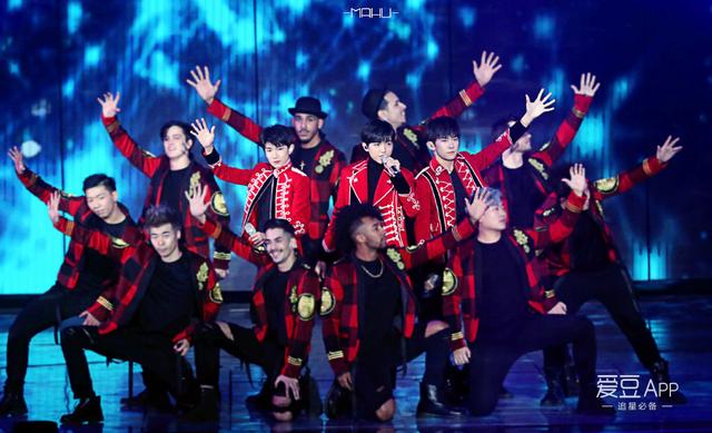 跨年夜后tfboys再合体（爱豆专稿TFBOYS历届跨年盘点）(12)