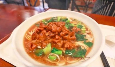 ​制作简单的香港风味小吃油渣面，香气扑鼻，让人胃口大开