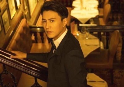 ​靳东全家福曝光，母亲颜值很高，网友：难怪老干部这么帅！