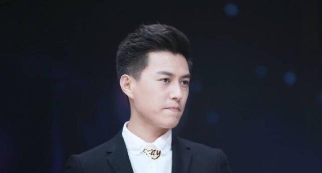 靳东全家福曝光，母亲颜值很高，网友：难怪老干部这么帅！