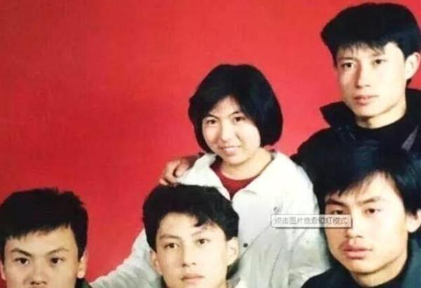 靳东全家福曝光，母亲颜值很高，网友：难怪老干部这么帅！