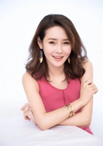​演员于明加：嫁给相亲认识的老公，结婚后不用她下厨，被宠成公主