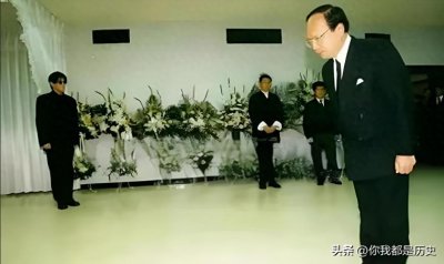 ​1996年，蒋孝勇的葬礼上，哥哥蒋孝严的一张留影，满脸悲伤！