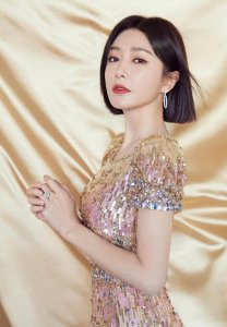​秦岚春晚上的高光时刻，经历了什么，她逆袭成不老女神？