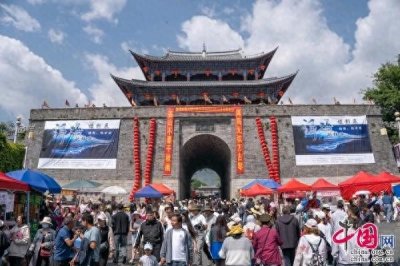 ​摄影家杨士斌“洱海的样子”大型影展三月街登上大理苍山门城楼