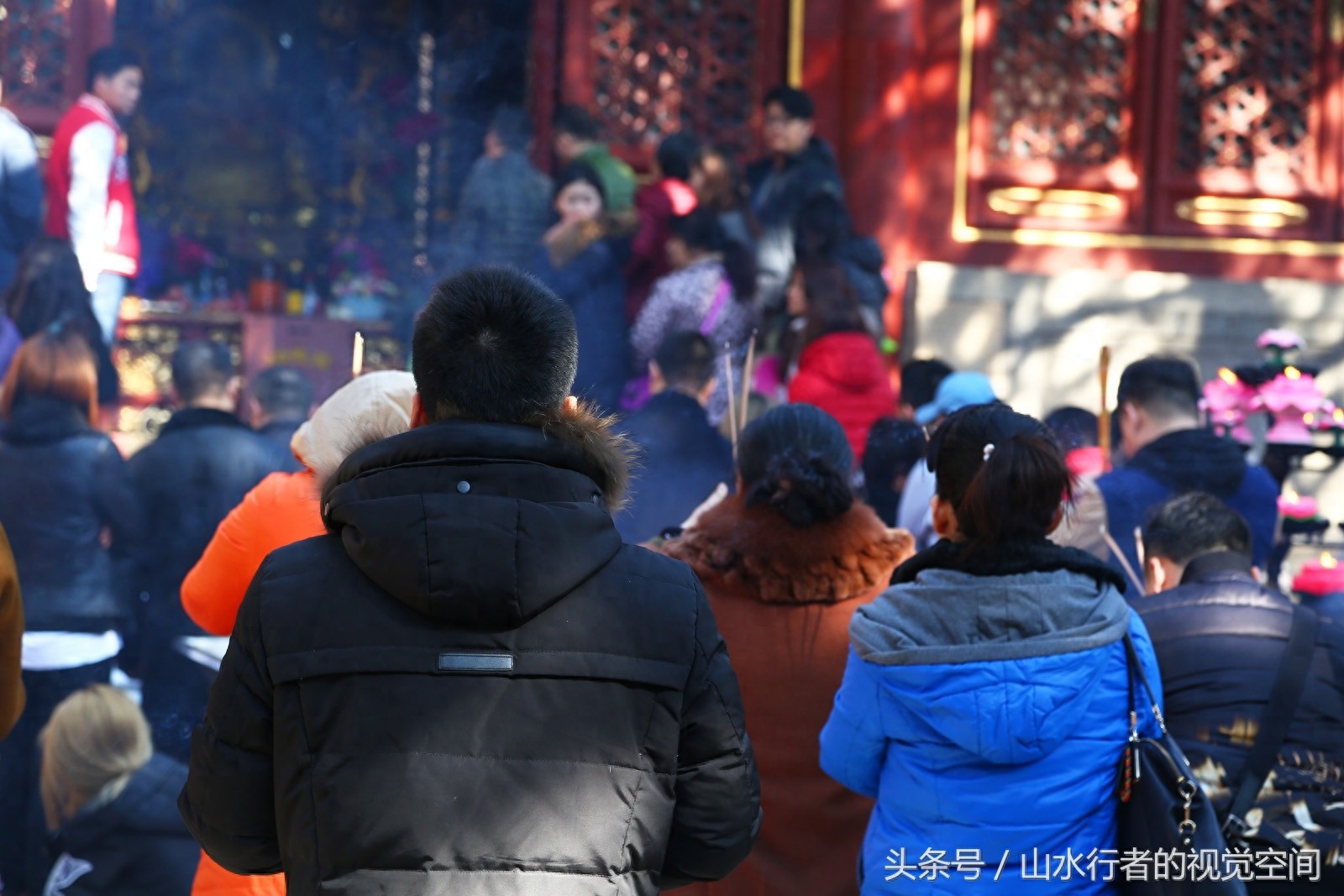 北京最灵验最古老的寺庙每逢周末香客云集赛春运，到处都是表情包