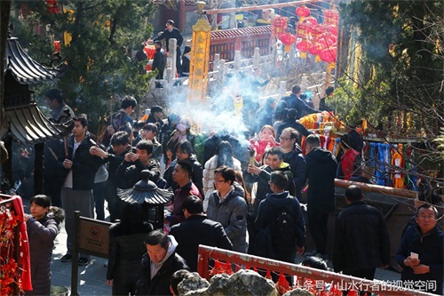 北京最灵验最古老的寺庙每逢周末香客云集赛春运，到处都是表情包