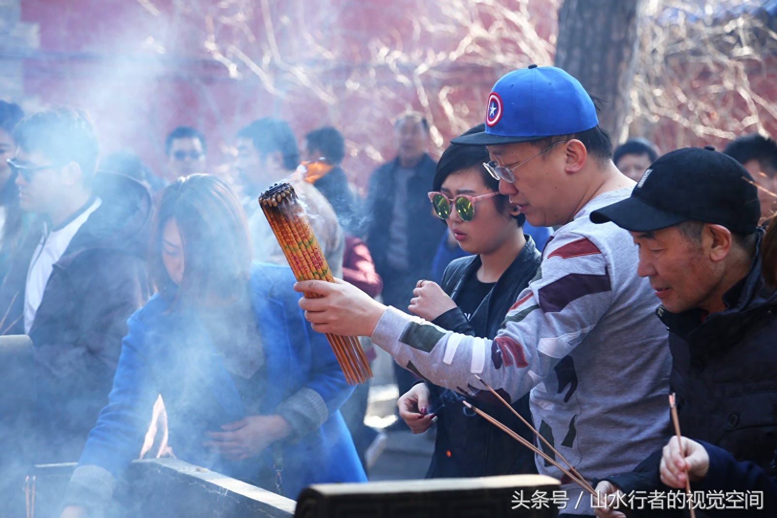 北京最灵验最古老的寺庙每逢周末香客云集赛春运，到处都是表情包