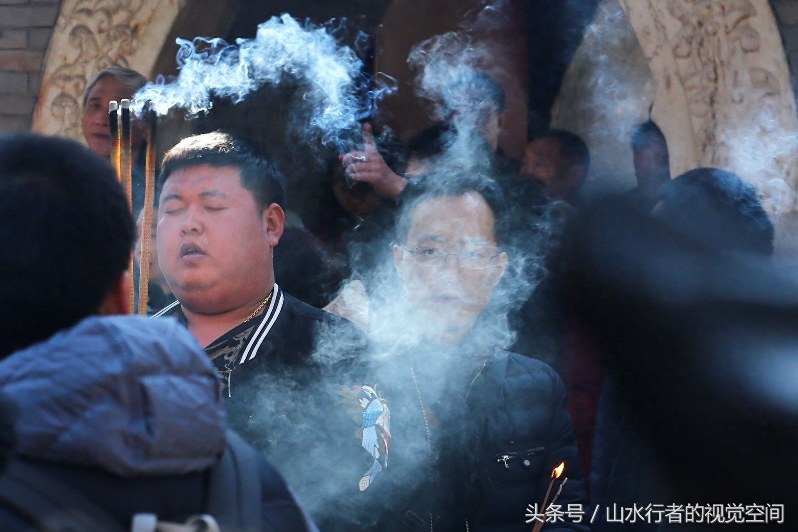 北京最灵验最古老的寺庙每逢周末香客云集赛春运，到处都是表情包