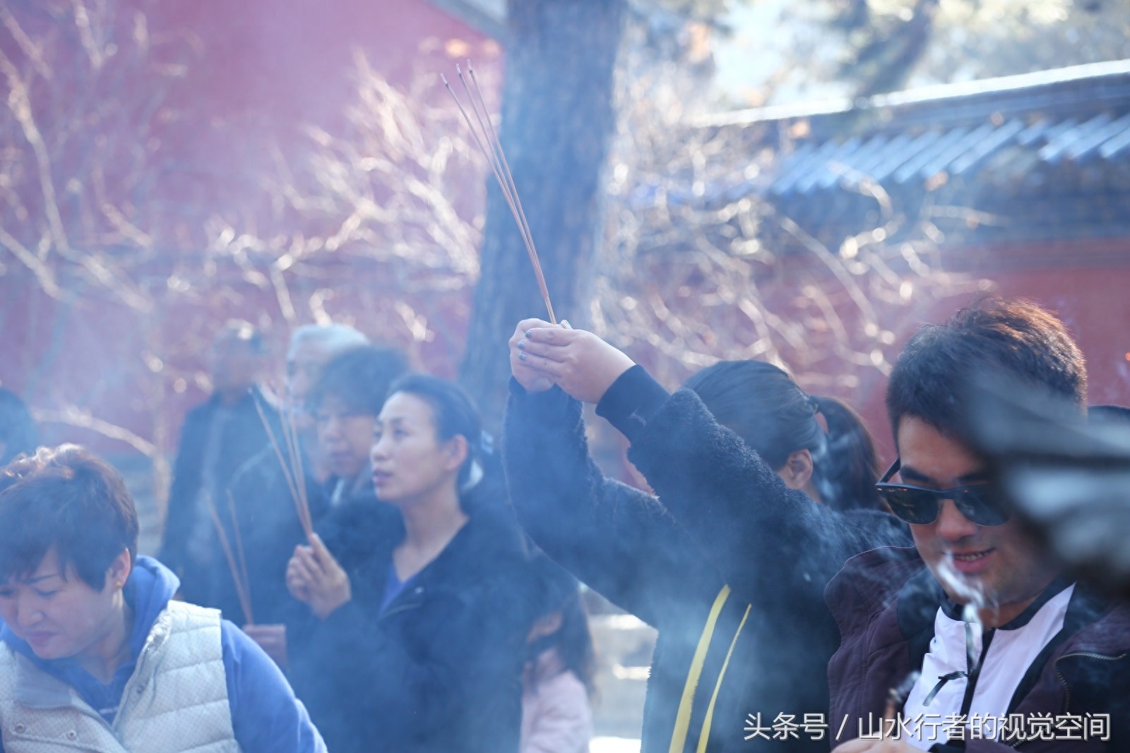 北京最灵验最古老的寺庙每逢周末香客云集赛春运，到处都是表情包
