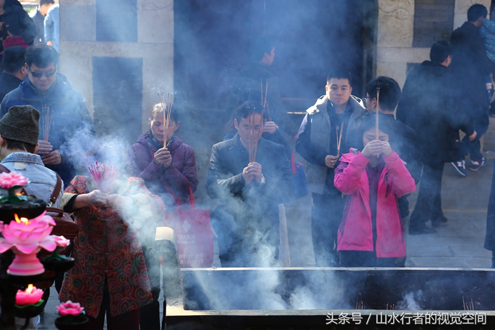 北京最灵验最古老的寺庙每逢周末香客云集赛春运，到处都是表情包