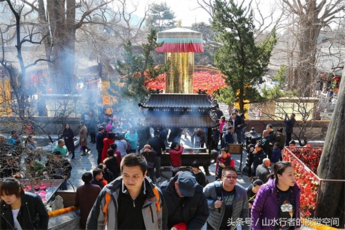 北京最灵验最古老的寺庙每逢周末香客云集赛春运，到处都是表情包