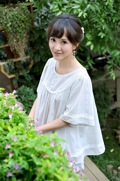 商蓉不仅扮相美，精湛的演技更是入木三分，成为新锐女星